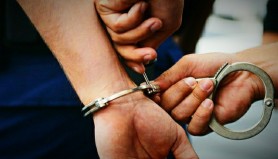 Un preot a fost arestat pentru trafic cu Viagra: Poliția l-a săltat din locuinţă, în timp ce era cu iubitul său